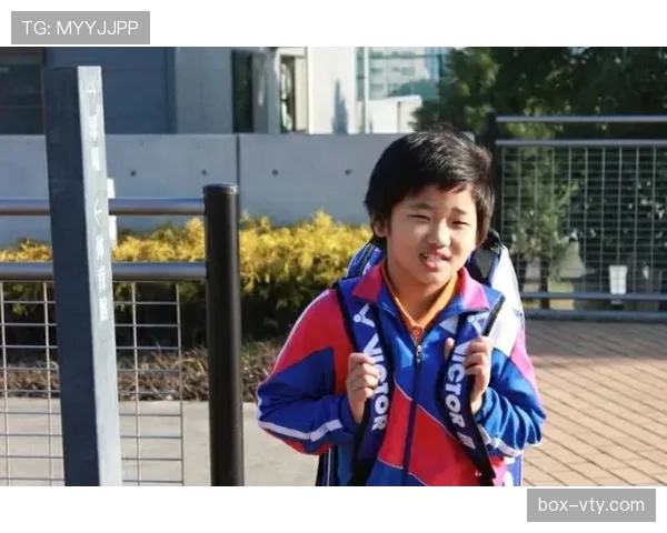 安洗莹训练完偷偷吃炸鸡被拍，这自律人设绷不住了？