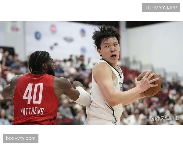 杨瀚森赛场上一秒狂飙千里，下一秒却像个邻家大男孩吃着泡面